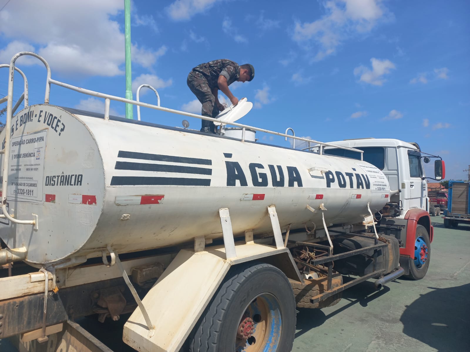 Distribuição de Água Potável no Semiárido Nordestino (Operação Carro-pipa).